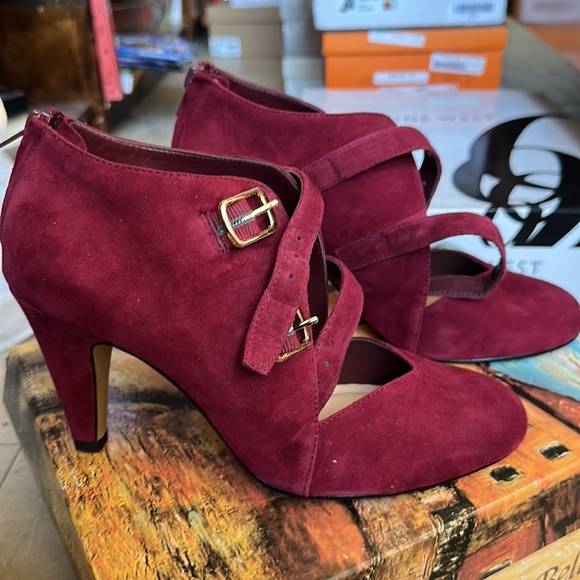 Bella Vita Suede Maroon purplish Heels in size 8W - Picture 2 of 7